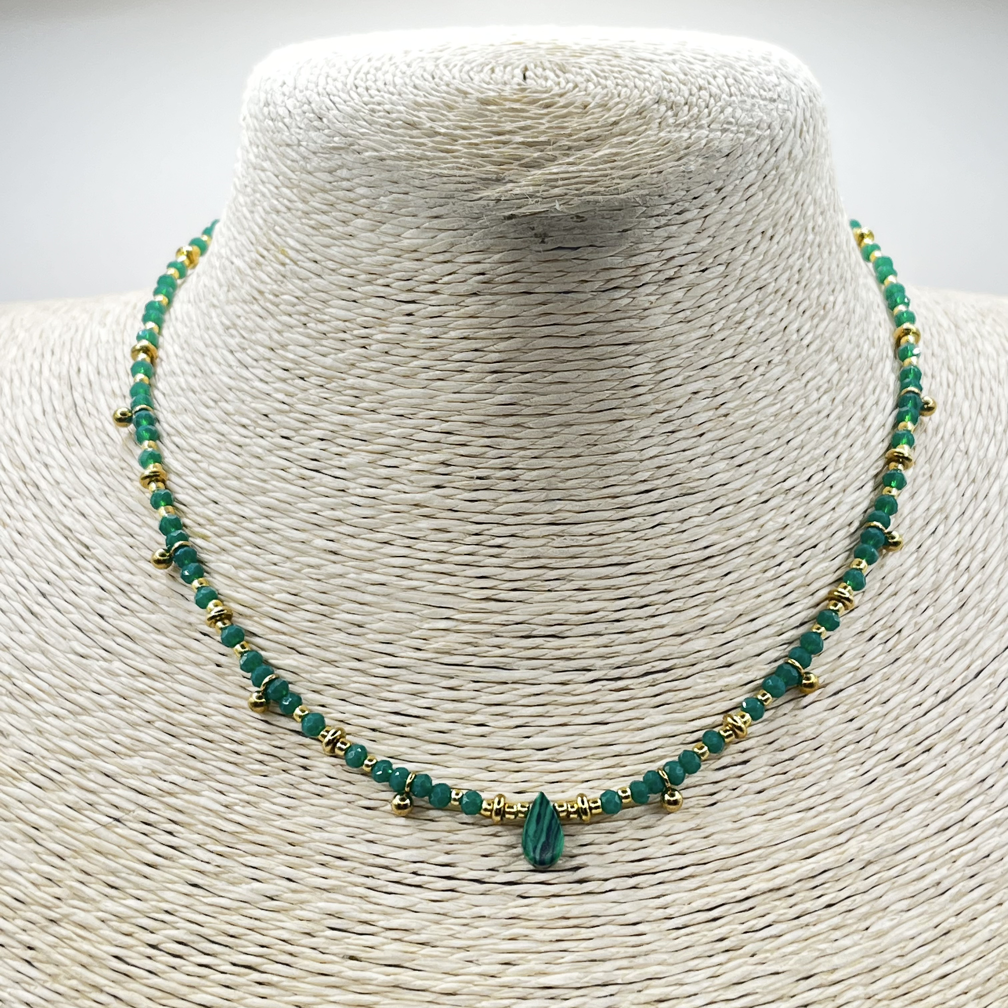Choker de acero quirúrgico verde con detalles dorados 2