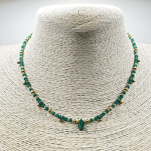 Choker de acero quirúrgico verde con detalles dorados