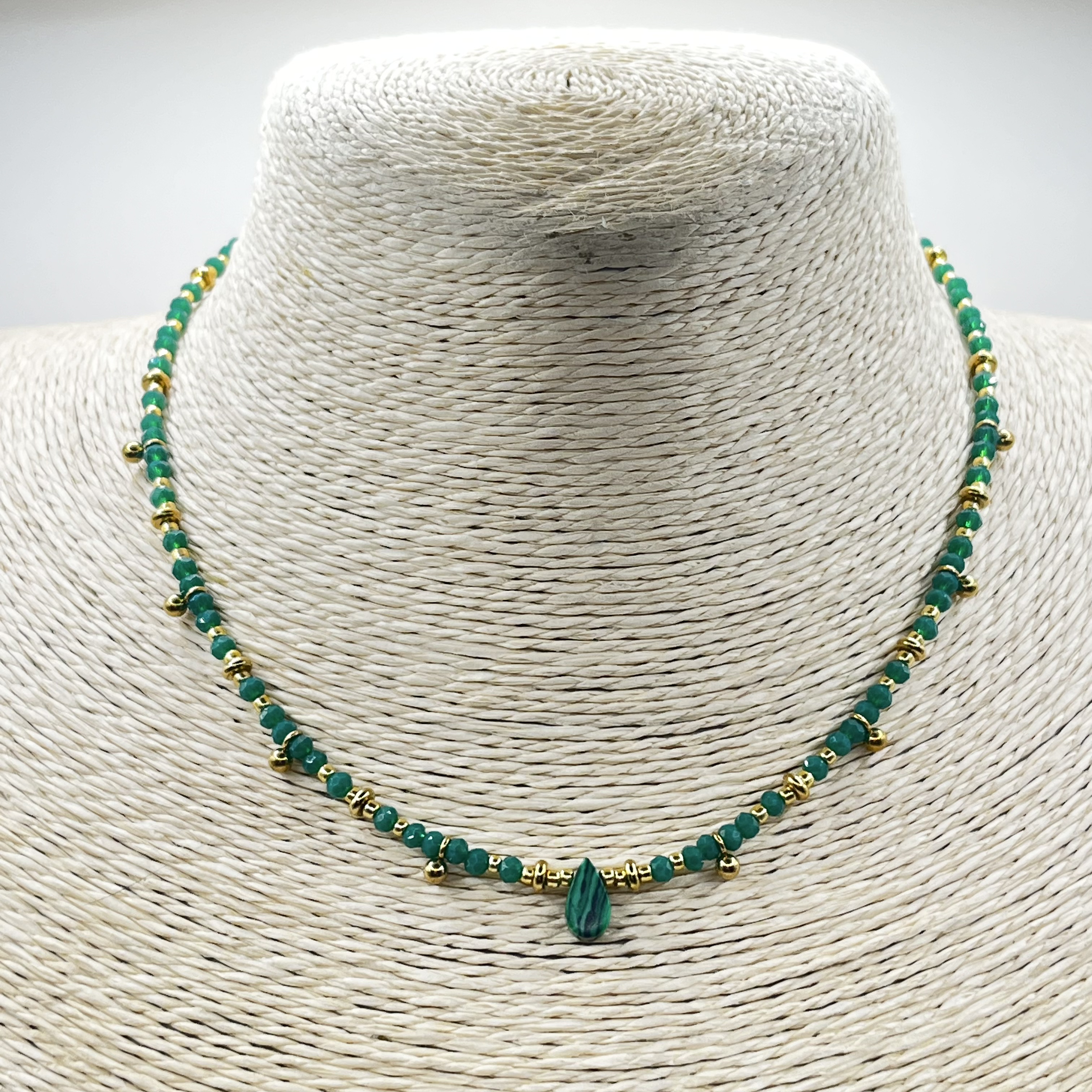 Choker de acero quirúrgico verde con detalles dorados 2