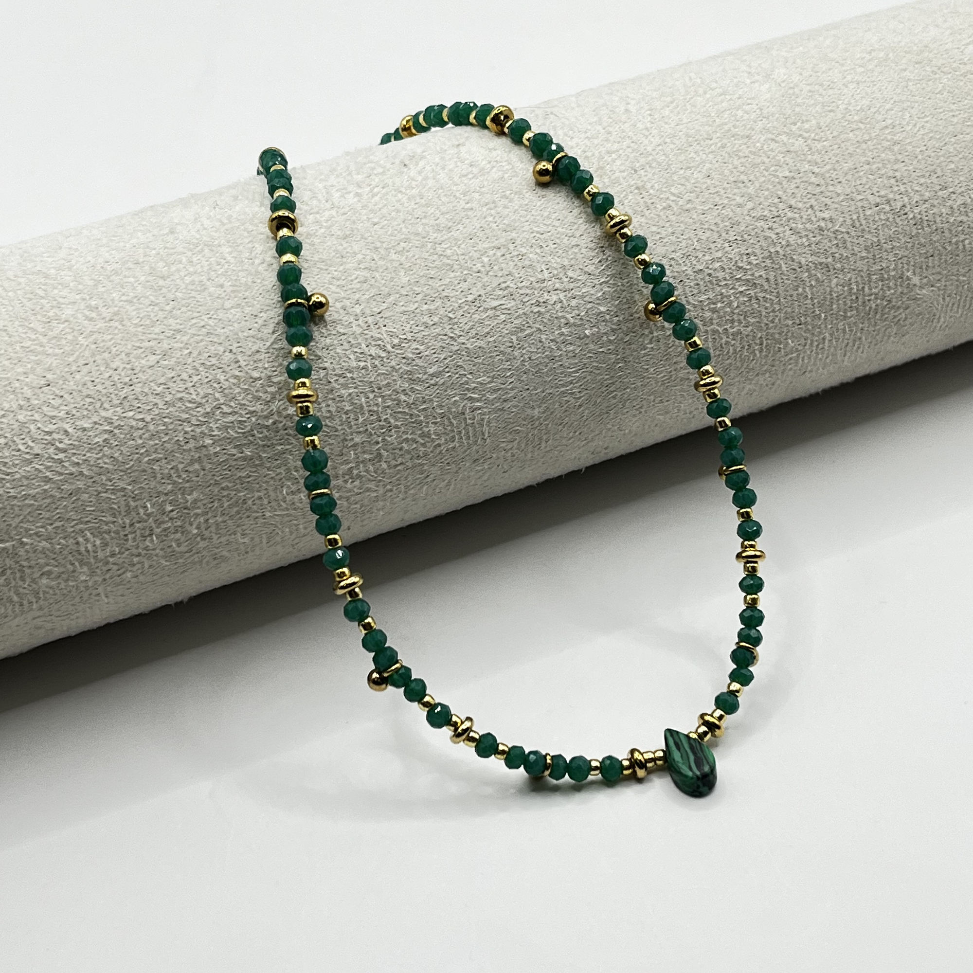 Choker de acero quirúrgico verde con detalles dorados 1