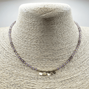 Choker de acero quirúrgico dorado con mostacillas lila y dijes