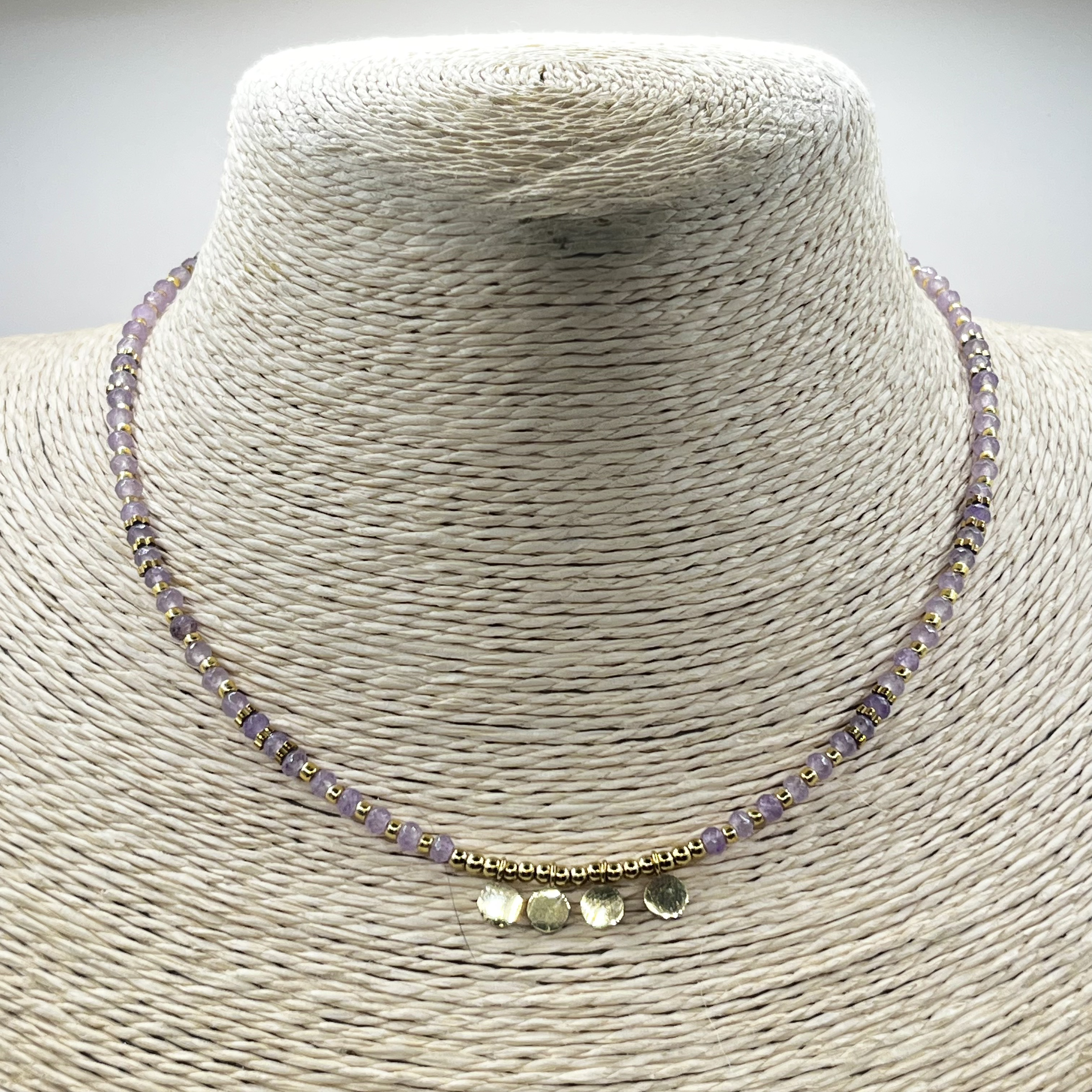 Choker de acero quirúrgico dorado con mostacillas lila y dijes 2