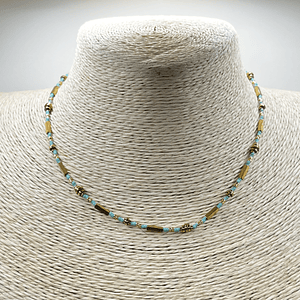 Choker de acero quirúrgico dorado con mostacillas turquesa