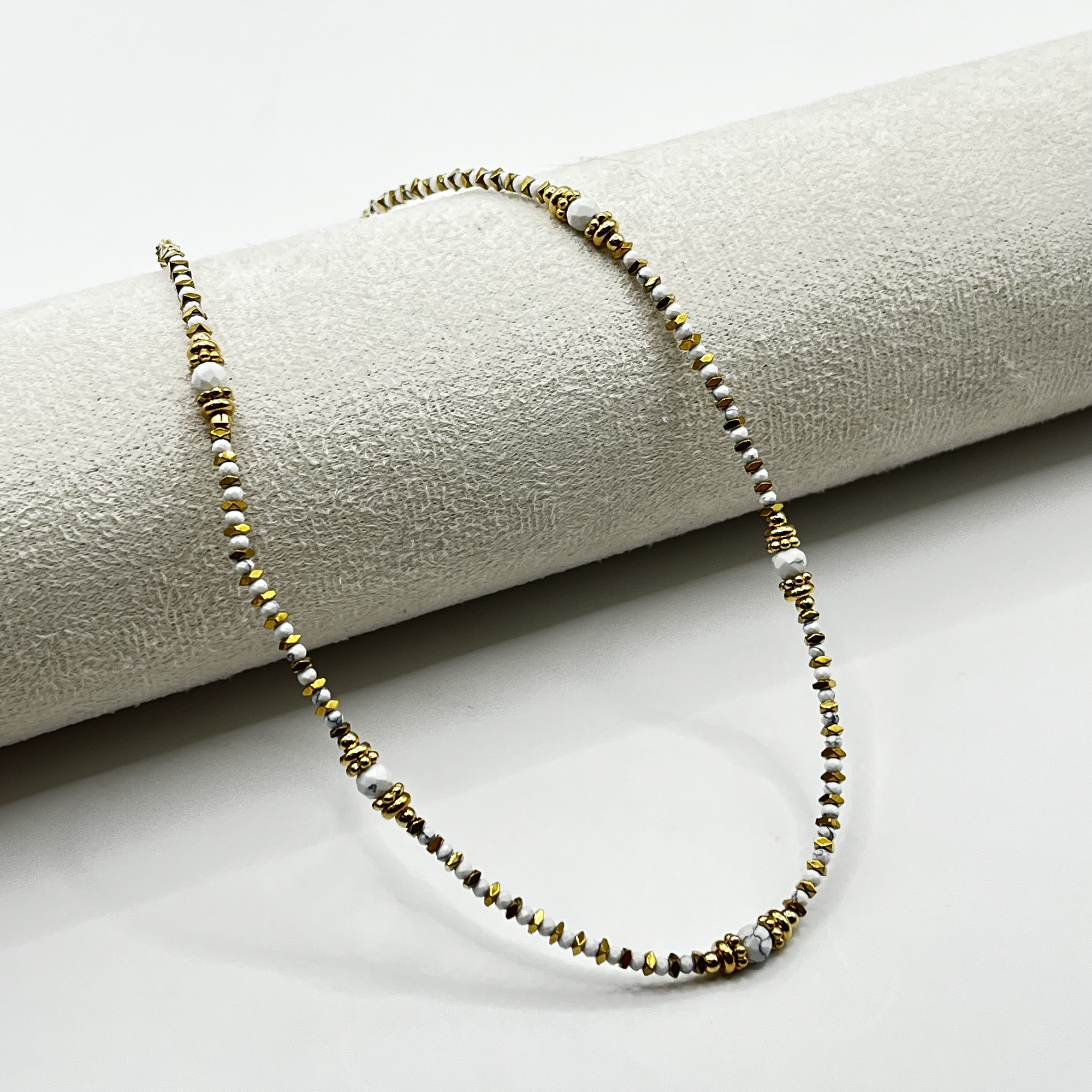 Choker de acero quirúrgico dorado con mostacillas blancas 1