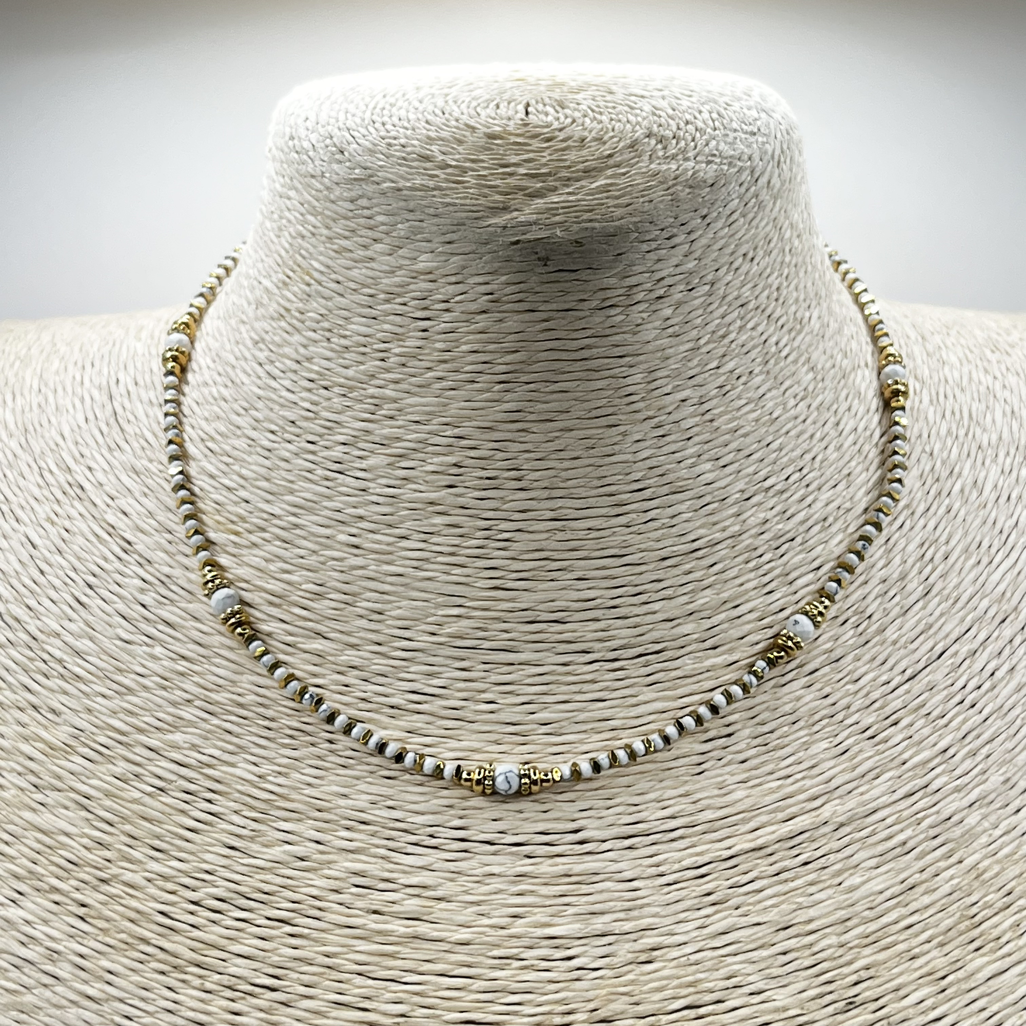 Choker de acero quirúrgico dorado con mostacillas blancas 2