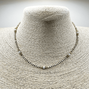 Choker de acero quirúrgico dorado con mostacillas blancas