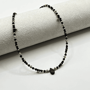 Choker de acero quirúrgico dorado con mostacillas negras