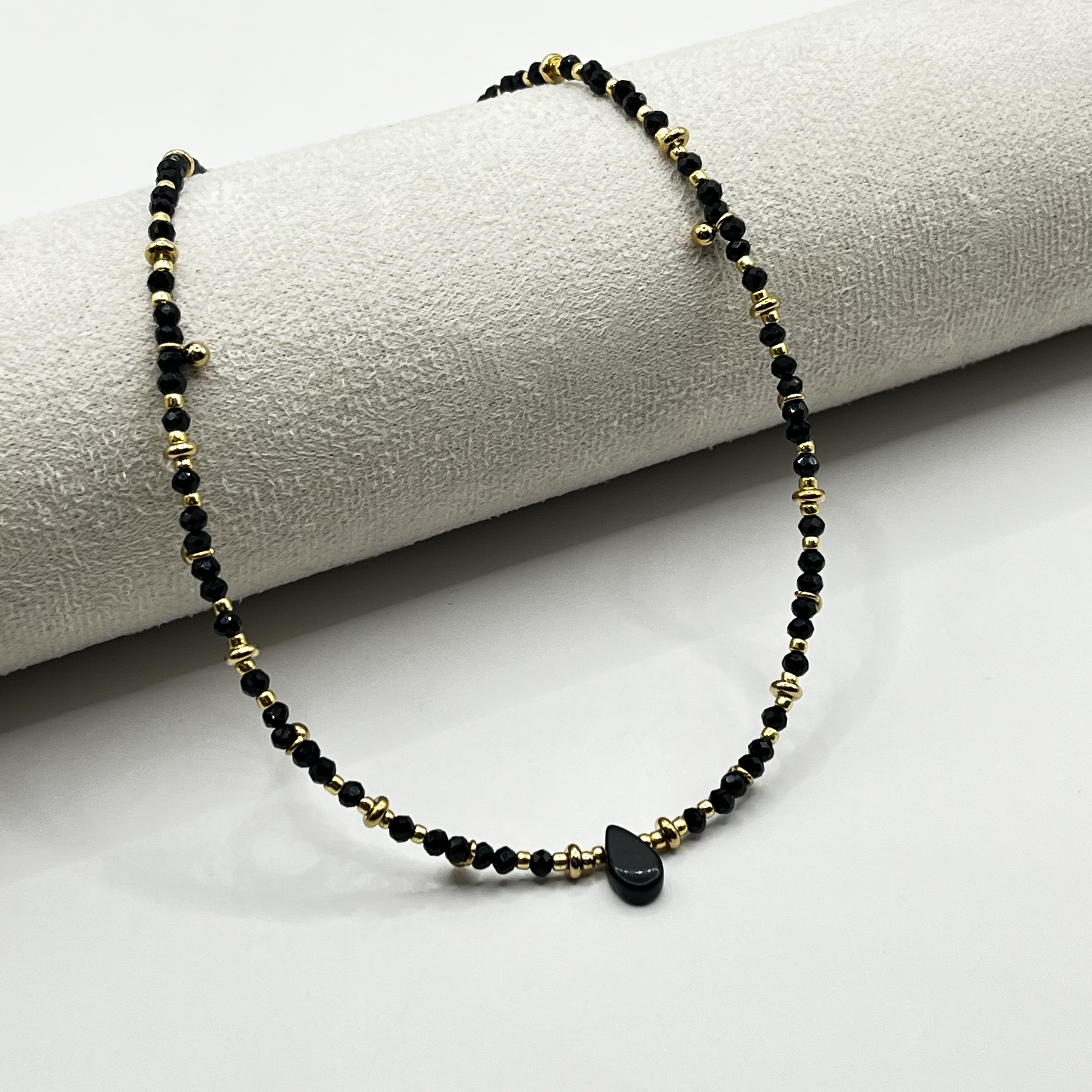 Choker de acero quirúrgico dorado con mostacillas negras 1