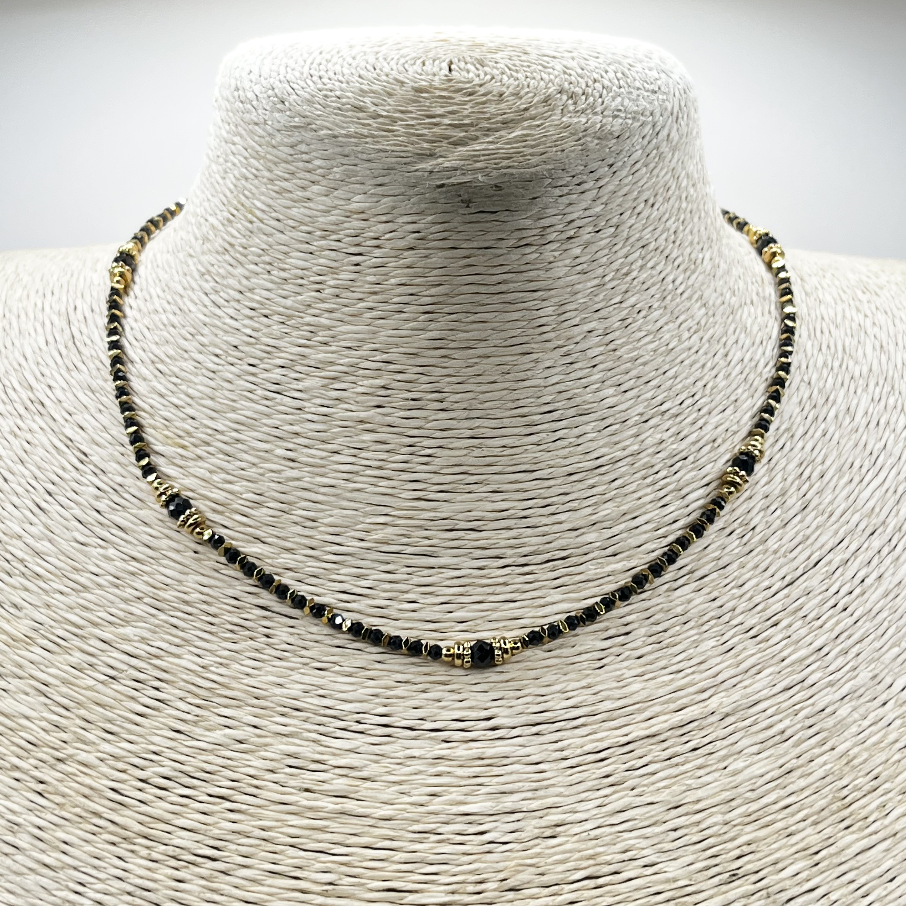 Choker de acero quirúrgico dorado con cristales negros 2