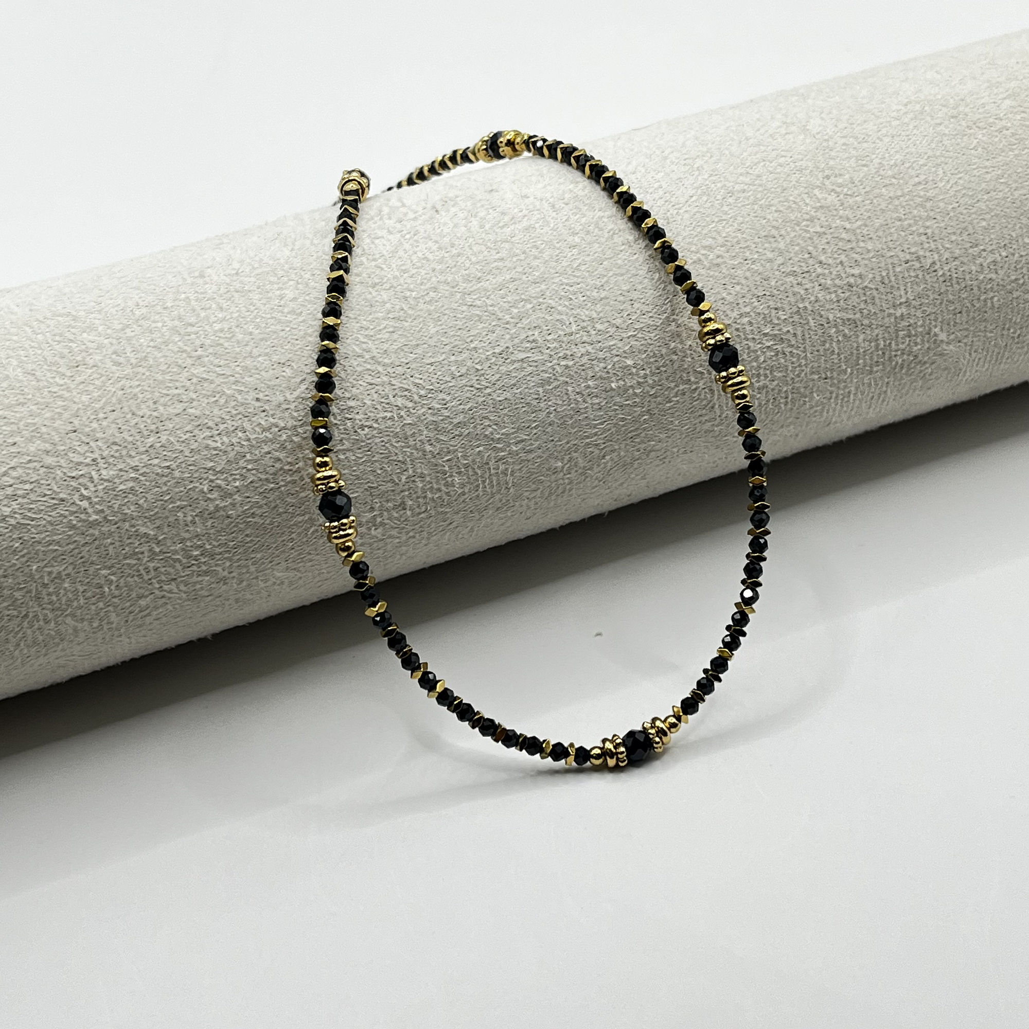 Choker de acero quirúrgico dorado con cristales negros 1
