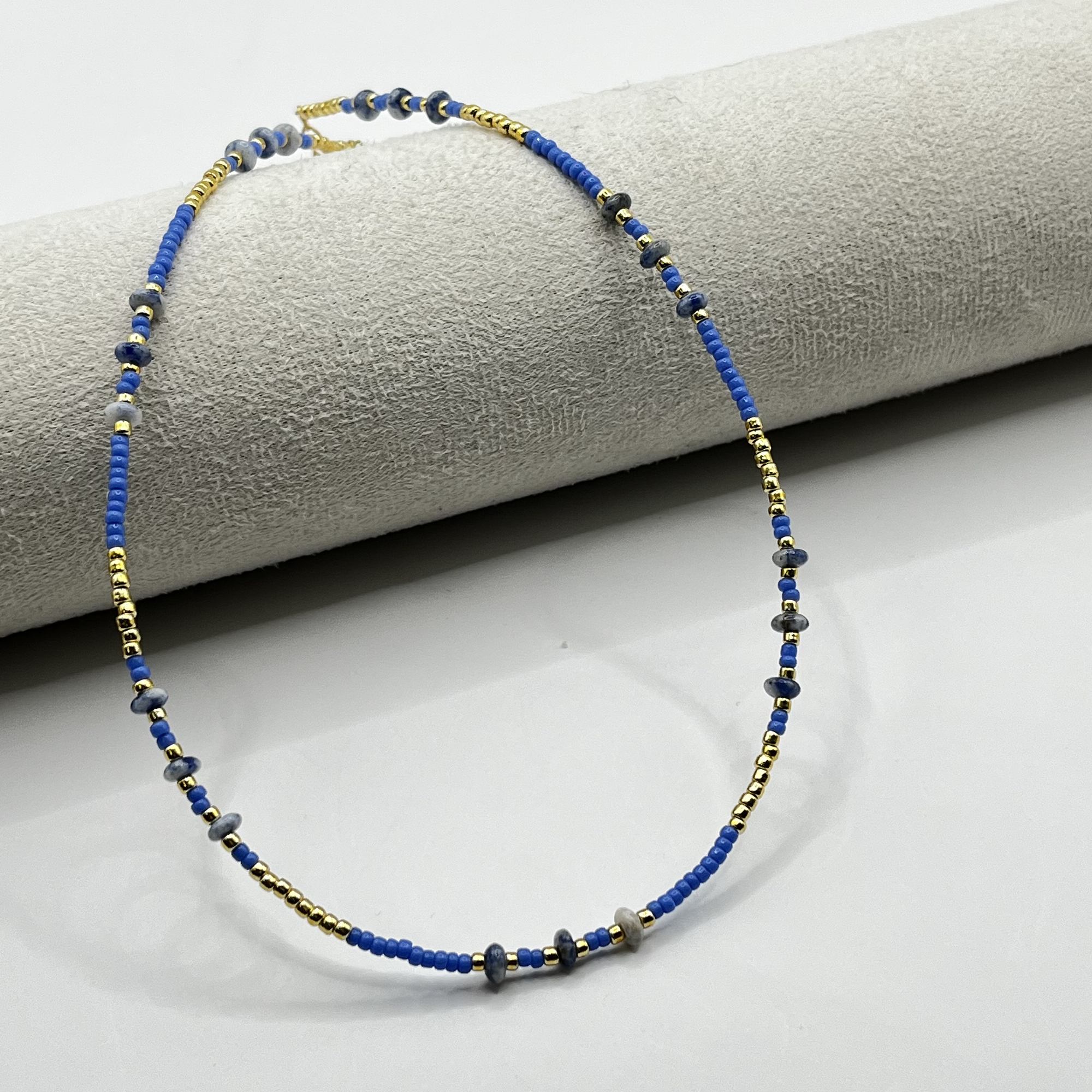 Choker de acero quirúrgico dorado con mostacillas azules 1