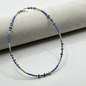 Choker de acero quirúrgico dorado con mostacillas azules
