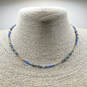 Choker de acero quirúrgico dorado con mostacillas azules