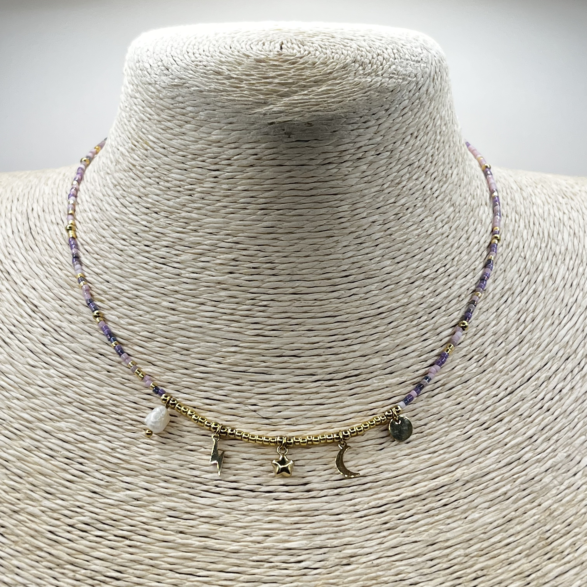 Choker de acero quirúrgico con mostacillas lila y dijes dorados 2