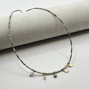 Choker de acero quirúrgico con mostacillas lila y dijes dorados