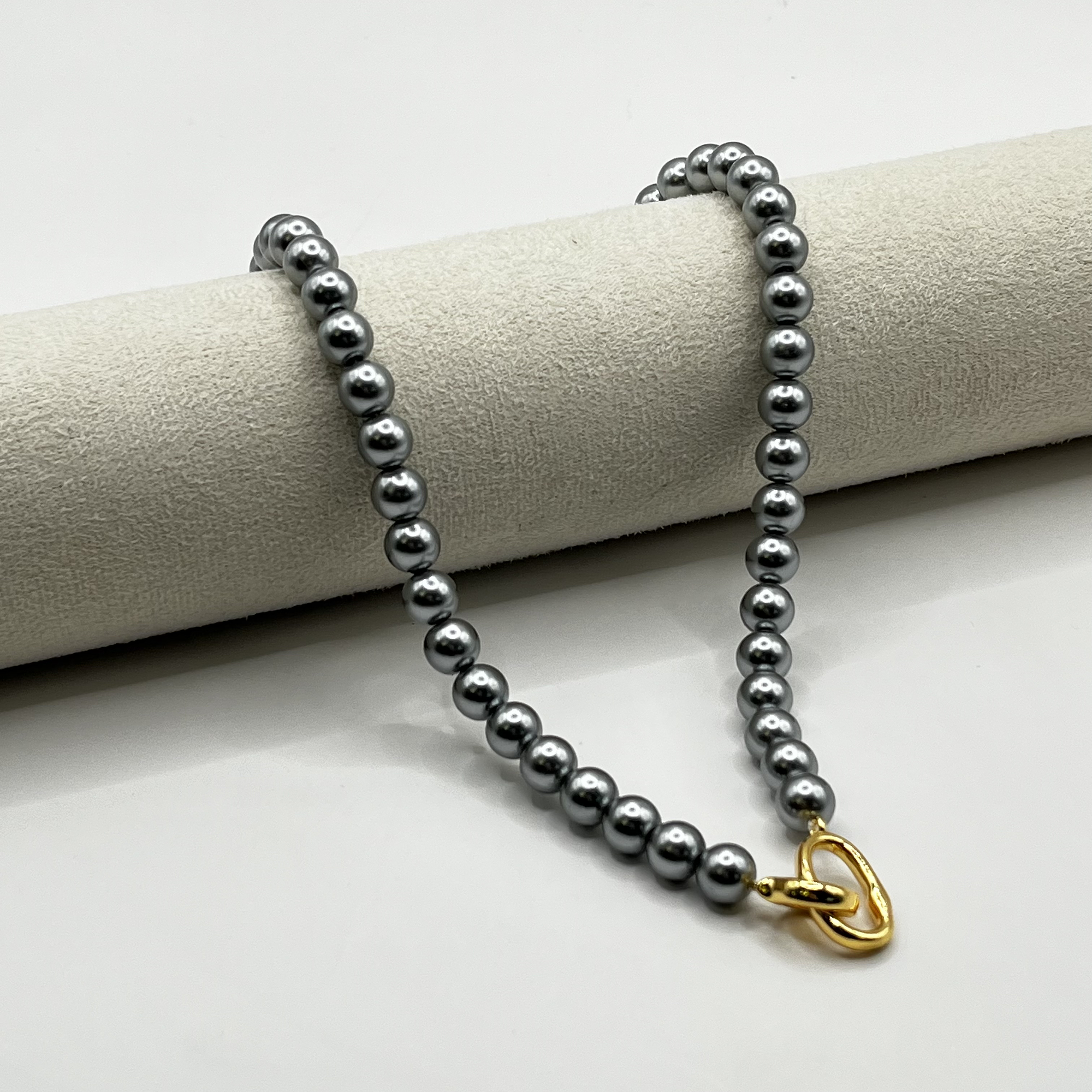 Collar de acero quirúrgico con perlas grises 1