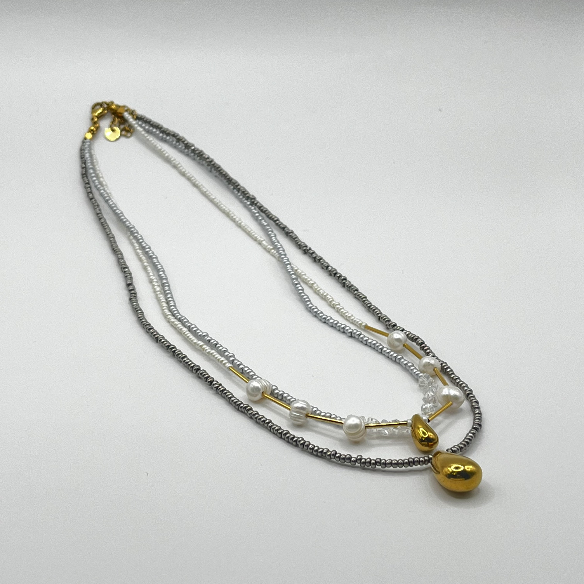 Collar de acero quirúrgico triple vuelta con perlas y mostacillas 2