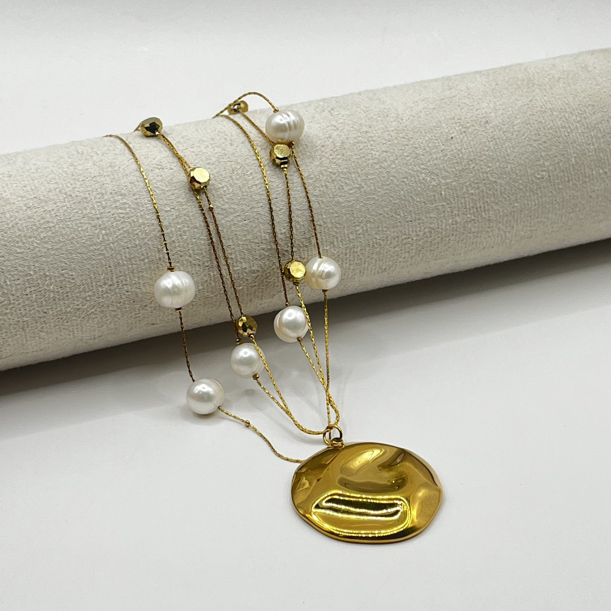 Collar de acero quirúrgico dorado con perlas de río y dije orgánico 1