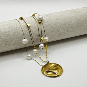 Collar de acero quirúrgico dorado con perlas de río y dije orgánico