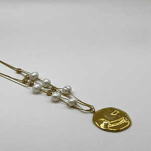 Collar de acero quirúrgico dorado con perlas de río y dije orgánico