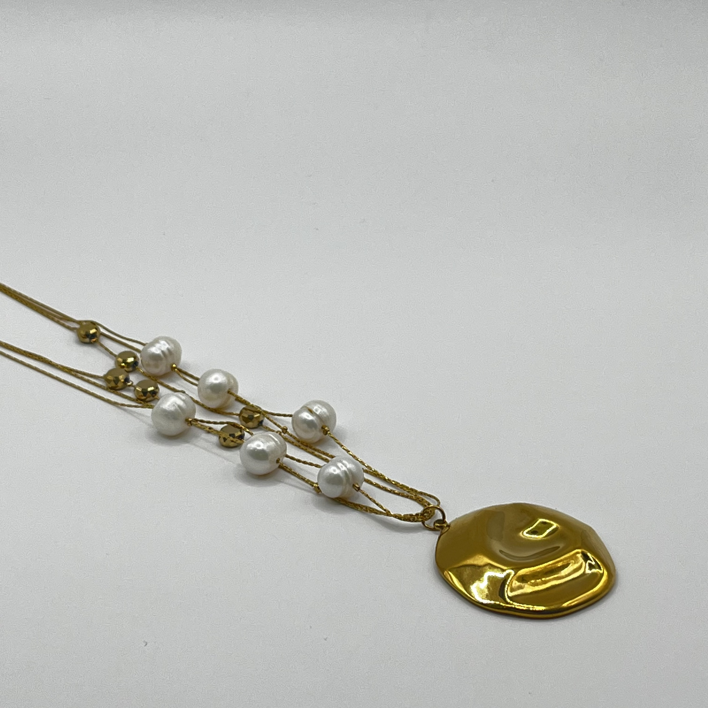 Collar de acero quirúrgico dorado con perlas de río y dije orgánico 2