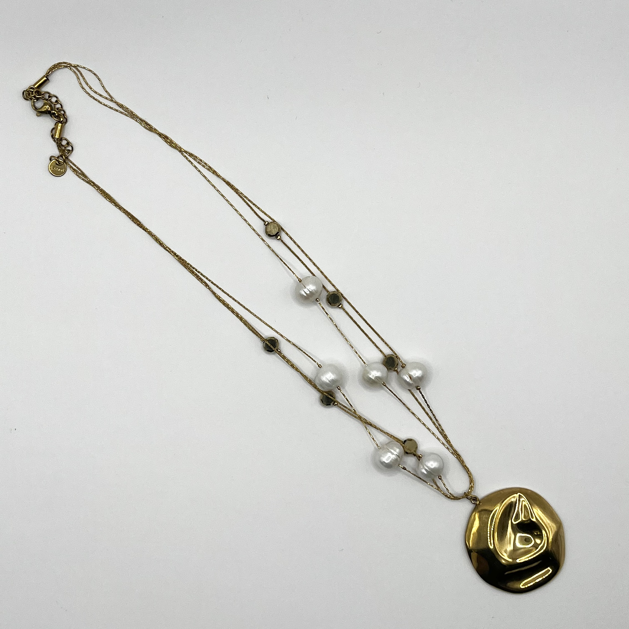 Collar de acero quirúrgico dorado con perlas de río y dije orgánico 3