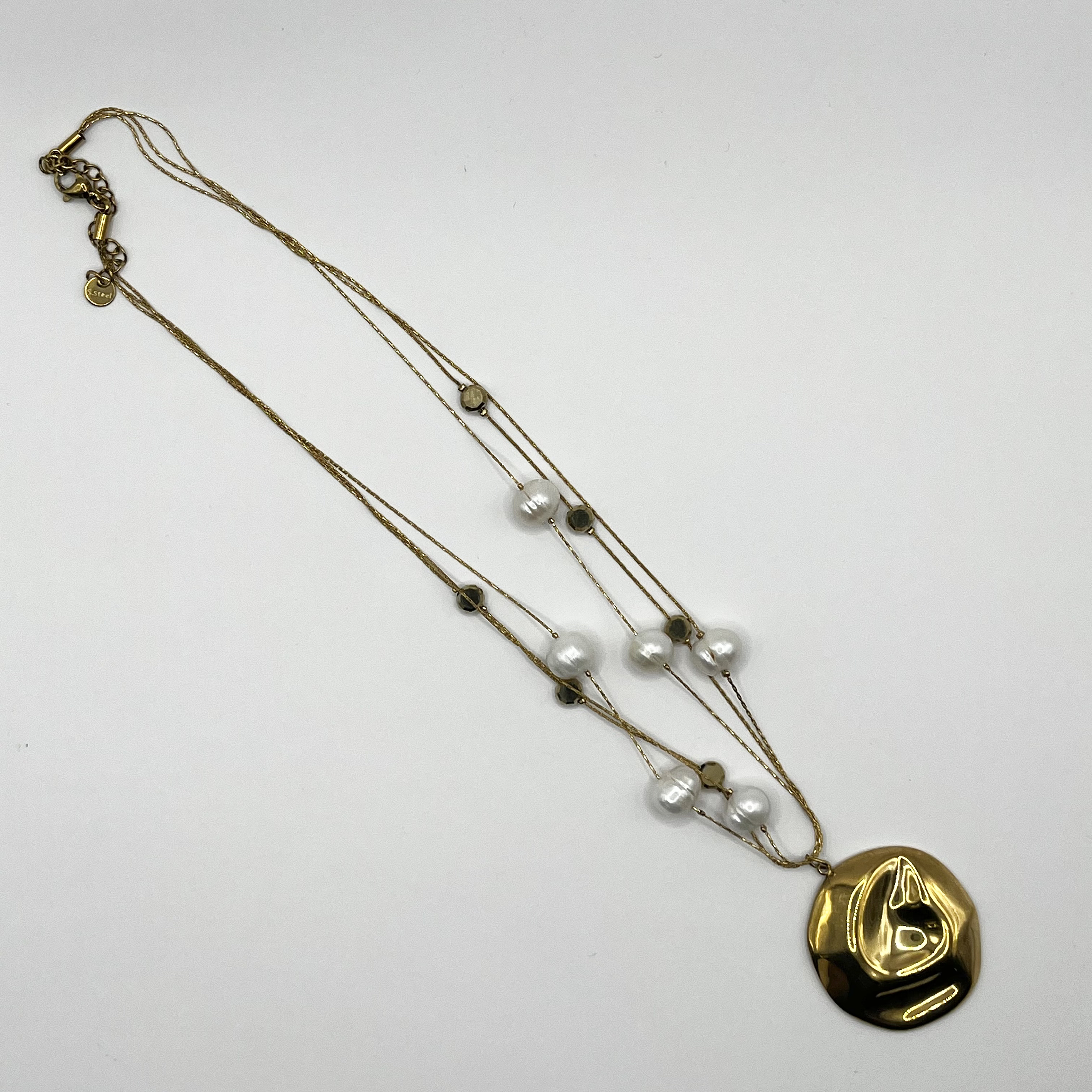 Collar de acero quirúrgico dorado con perlas de río y dije orgánico 3