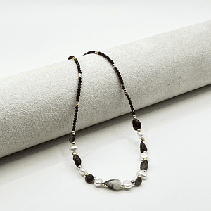 Collar de acero quirúrgico con perlas de río y piedras burdeo