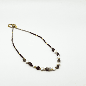 Collar de acero quirúrgico con perlas de río y piedras burdeo