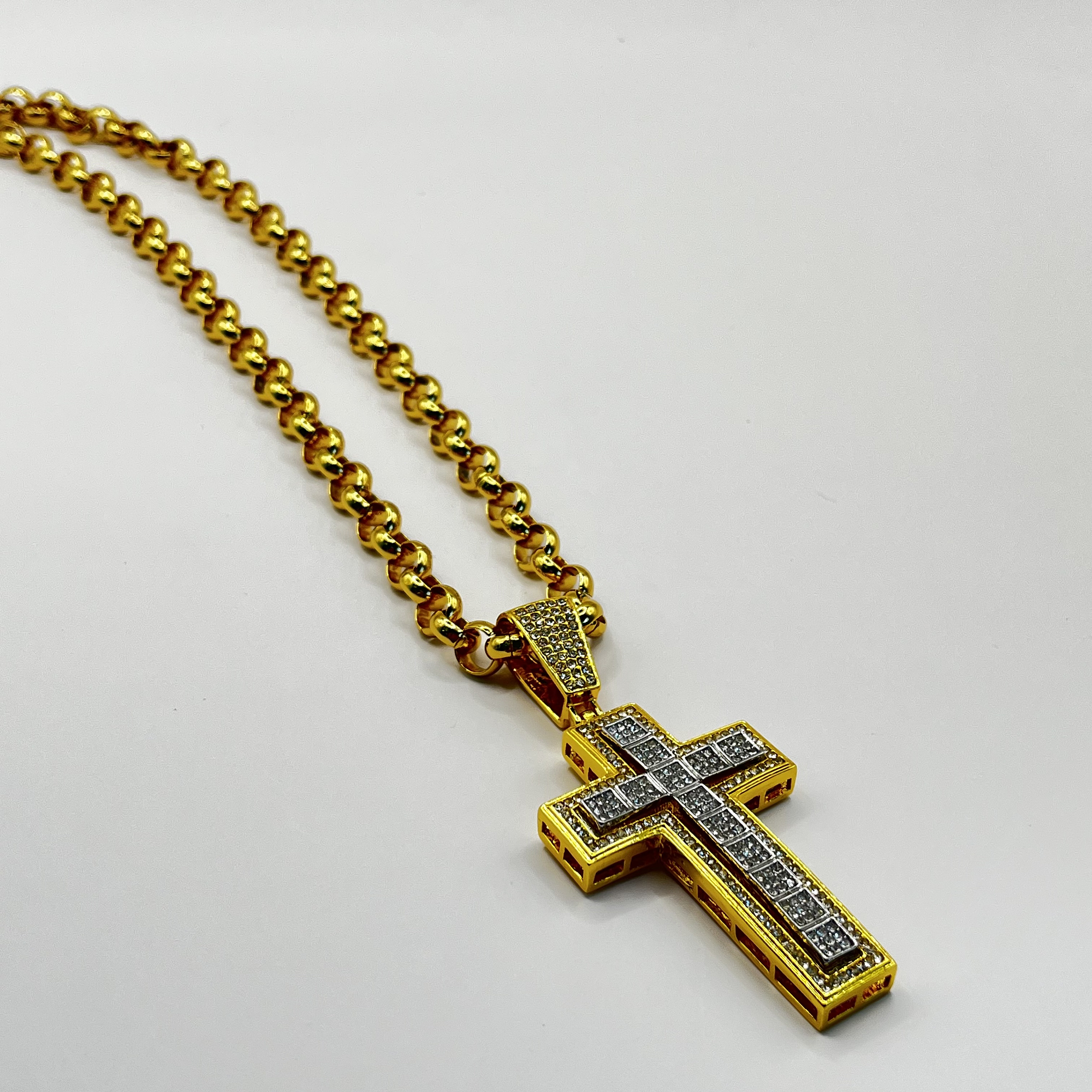 Collar de acero quirúrgico dorado con cruz 2