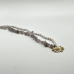 Collar de acero quirúrgico con perlas, piedras lila y flor dorada