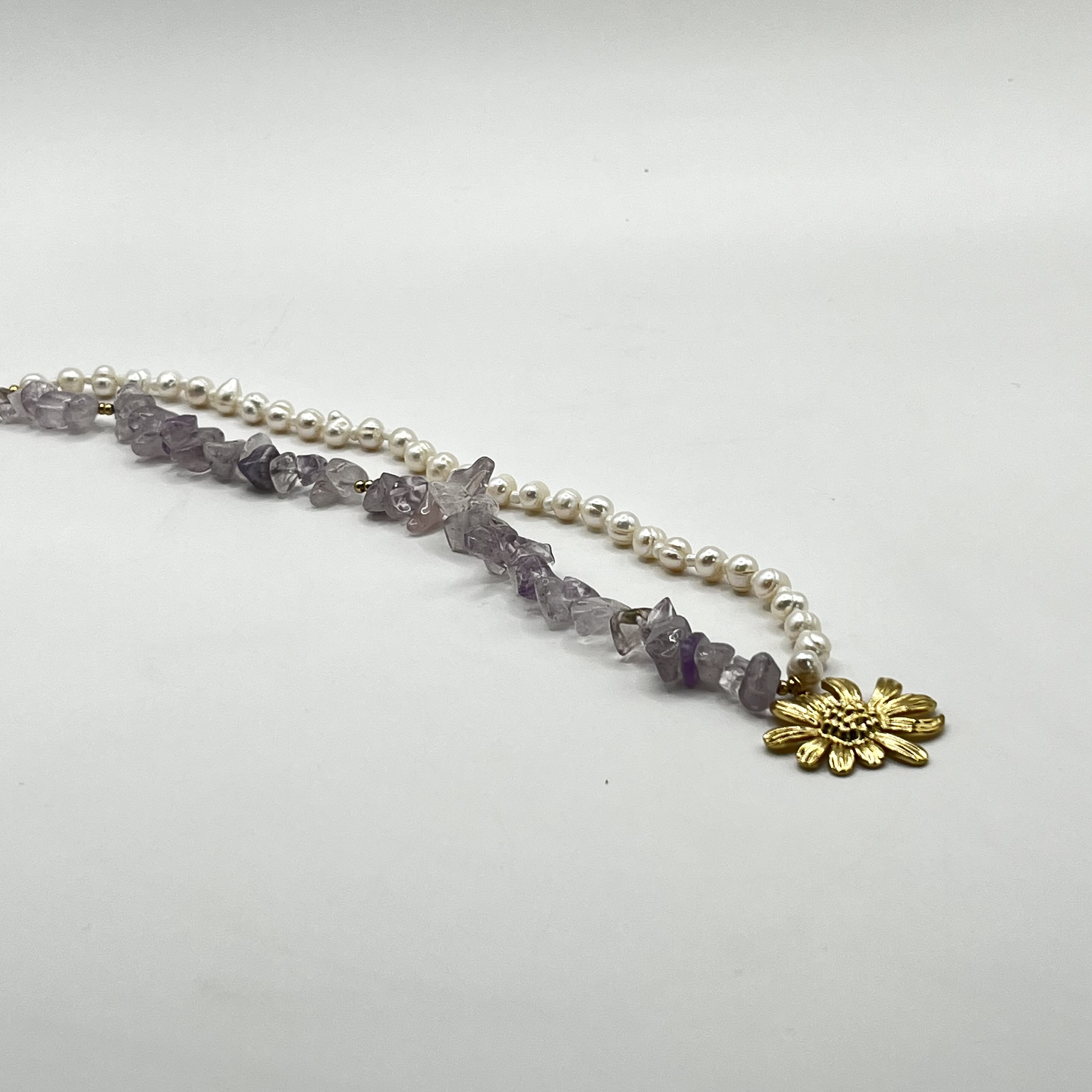 Collar de acero quirúrgico con perlas, piedras lila y flor dorada 2