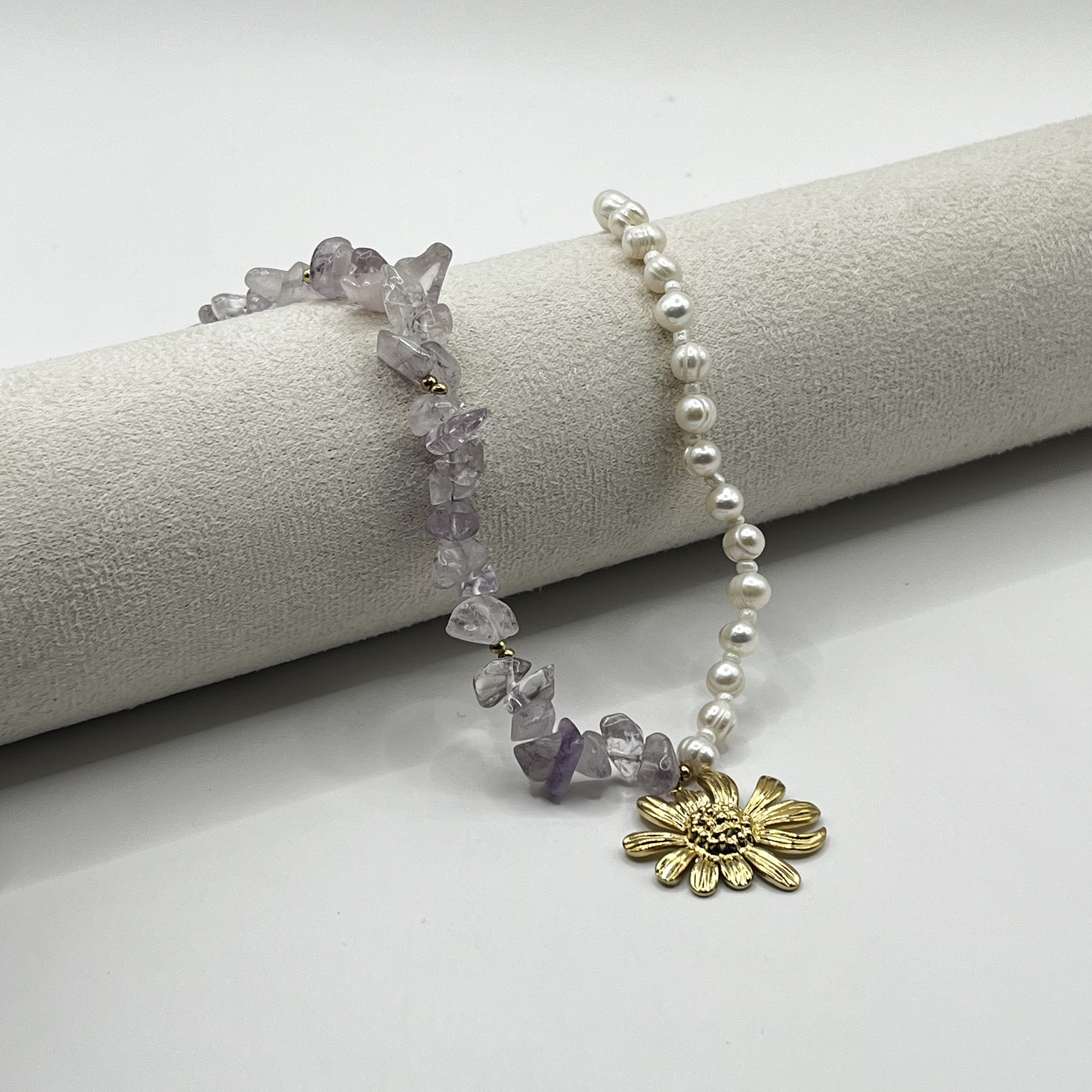 Collar de acero quirúrgico con perlas, piedras lila y flor dorada 1