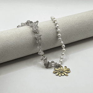 Collar de acero quirúrgico con perlas, piedras lila y flor dorada