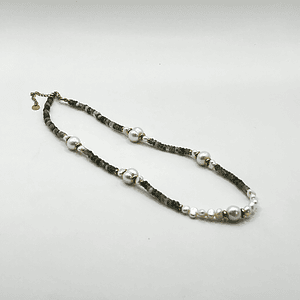 Collar de acero quirúrgico con perlas de río y piedras verdes