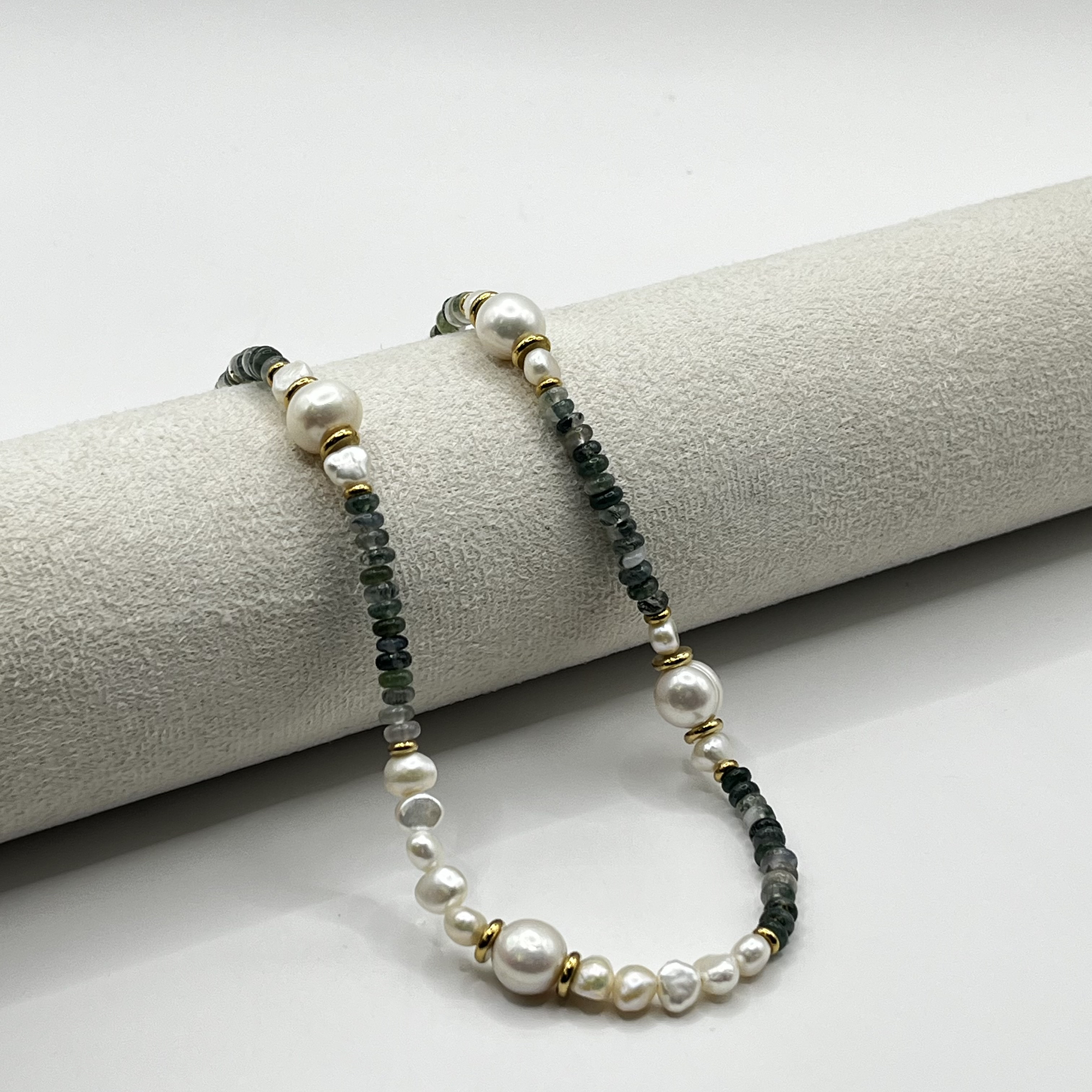 Collar de acero quirúrgico con perlas de río y piedras verdes 1