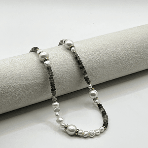 Collar de acero quirúrgico con perlas de río y piedras verdes