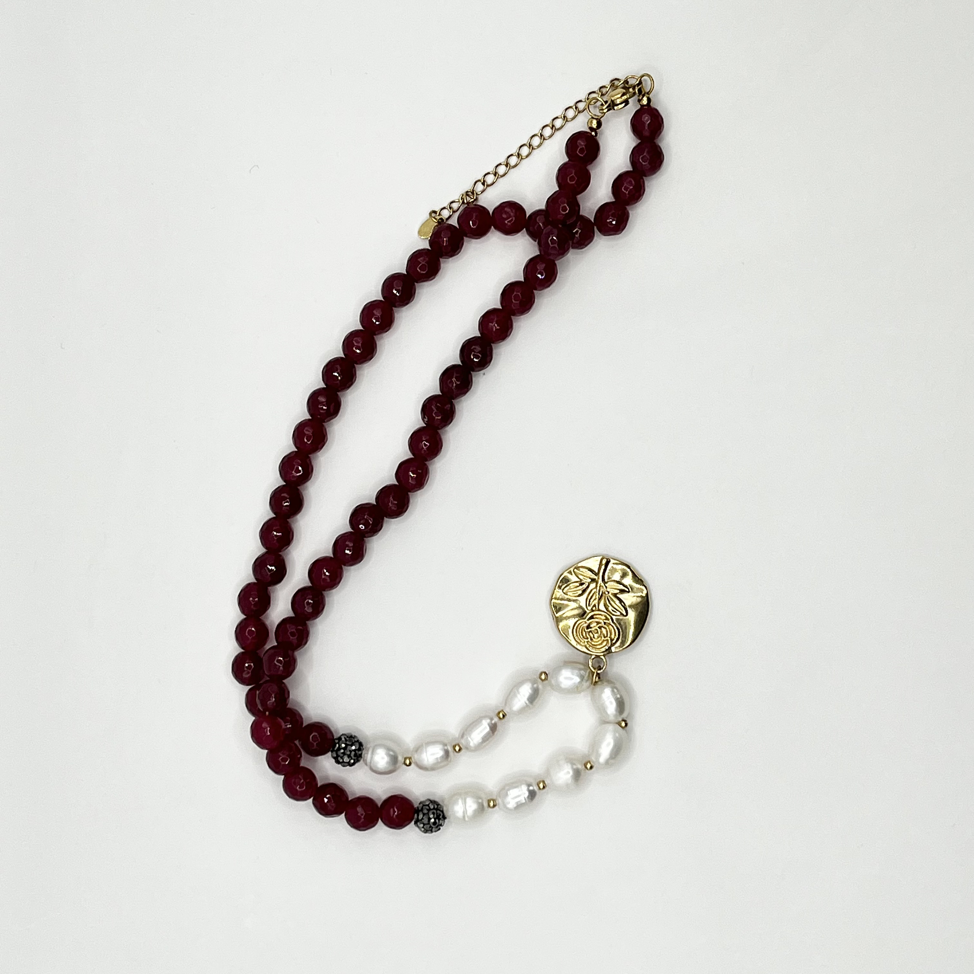 Collar de acero quirúrgico con perlas de río, piedras burdeo y dije de rosa 2