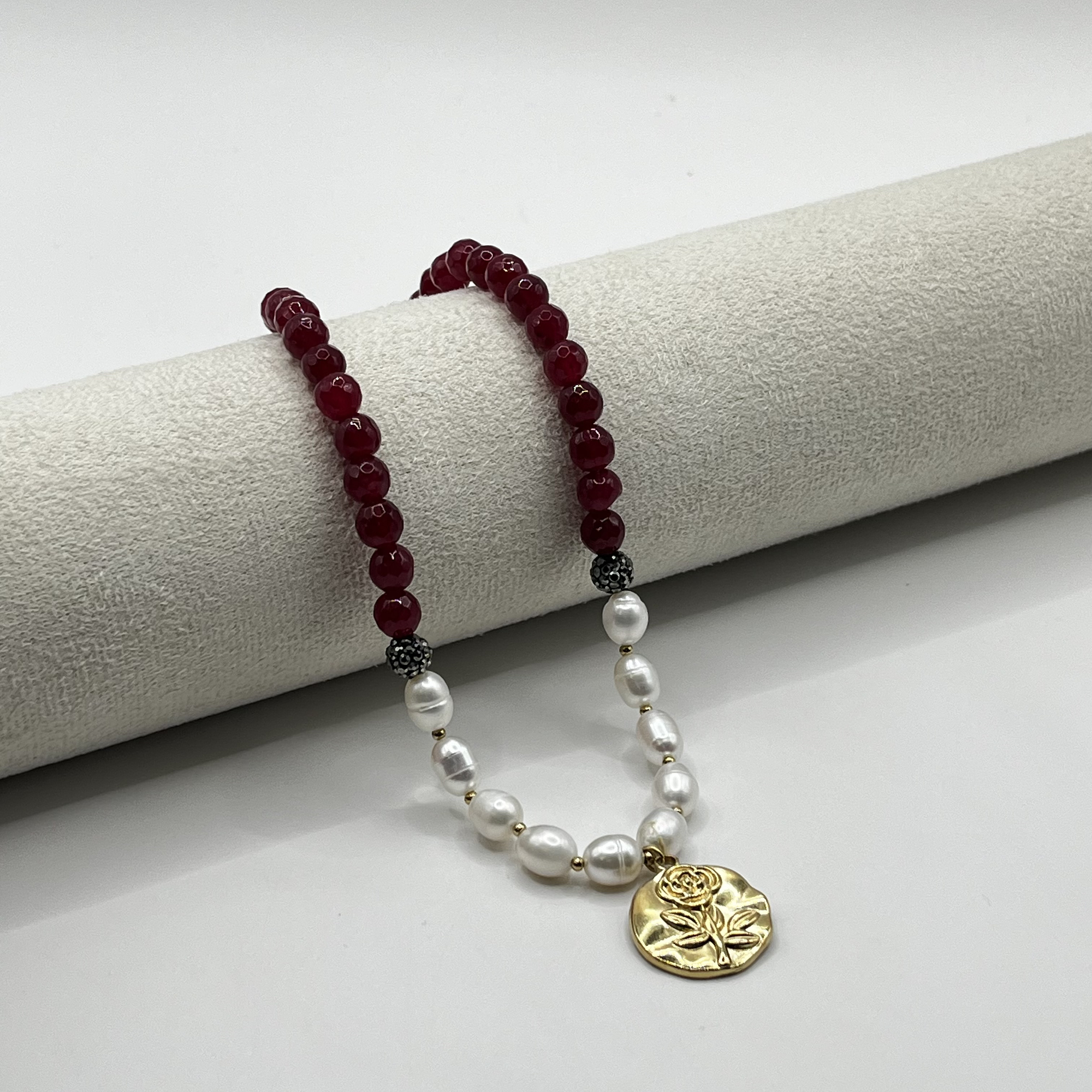 Collar de acero quirúrgico con perlas de río, piedras burdeo y dije de rosa 1