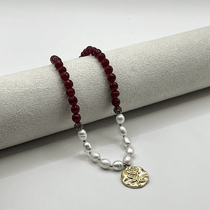 Collar de acero quirúrgico con perlas de río, piedras burdeo y dije de rosa