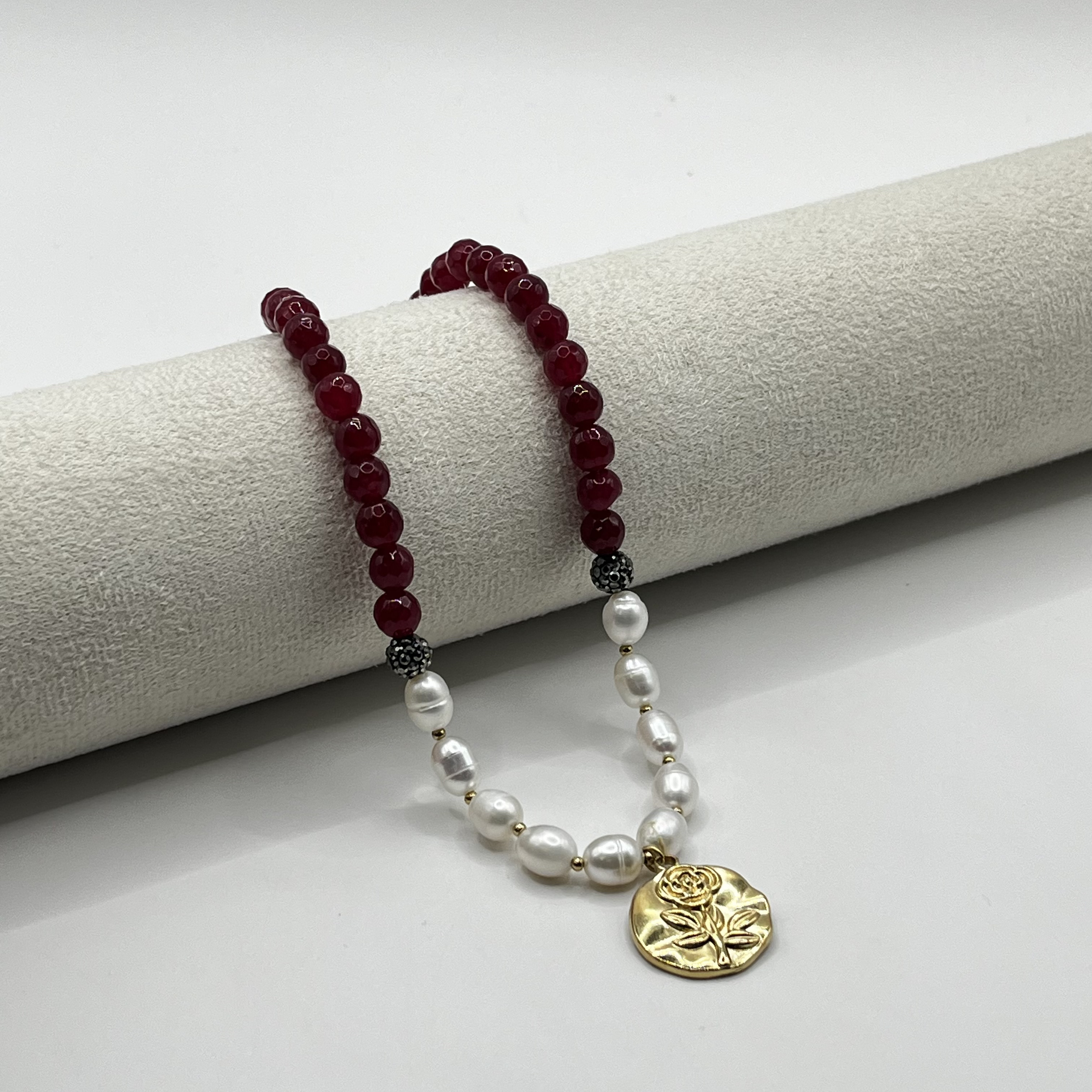 Collar de acero quirúrgico con perlas de río, piedras burdeo y dije de rosa 1