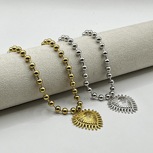 Collar de acero quirúrgico dorado de esferas con corazón sagrado
