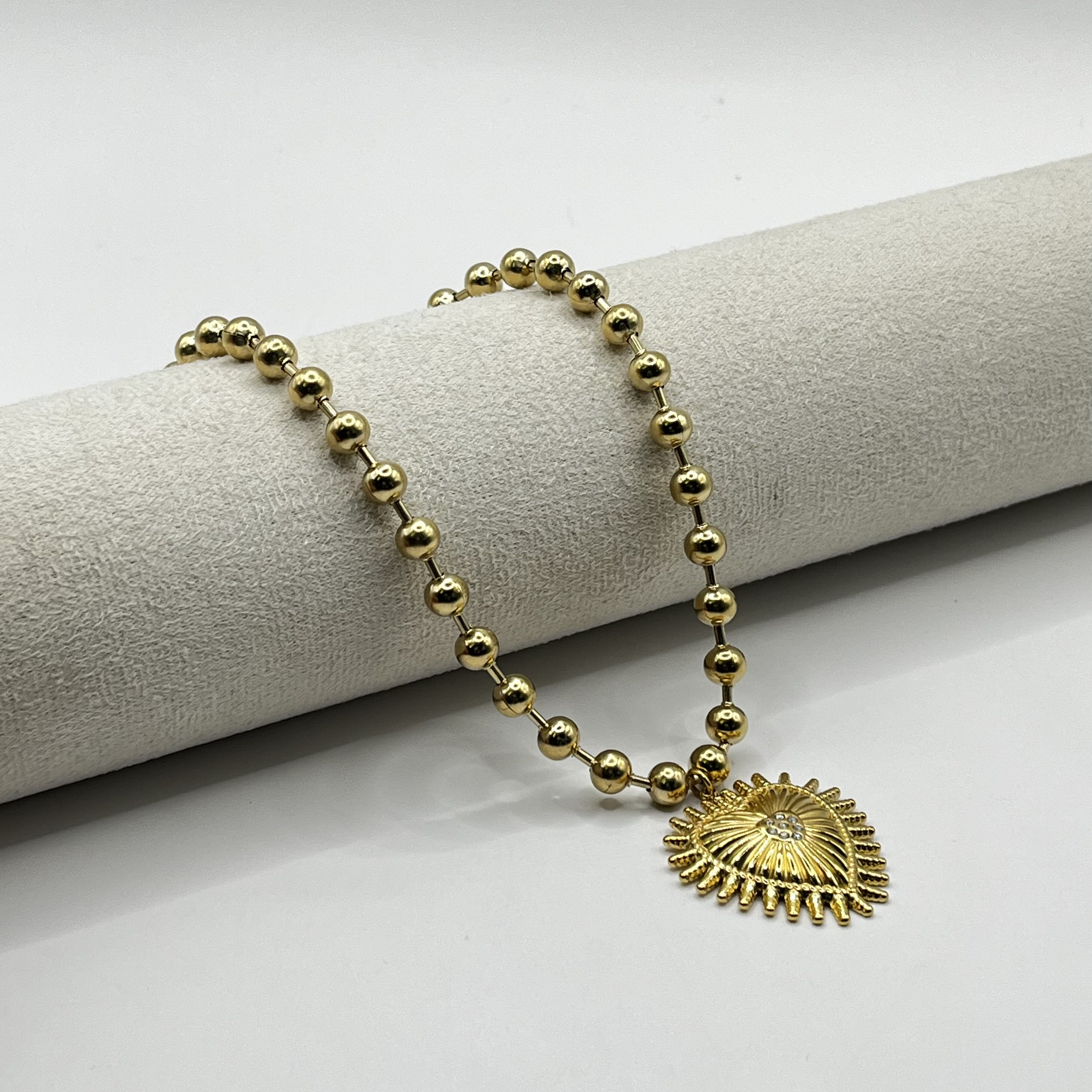 Collar de acero quirúrgico dorado de esferas con corazón sagrado 1