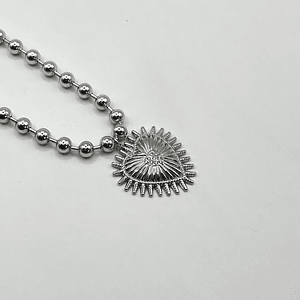 Collar de acero quirúrgico plateado de esferas con corazón sagrado