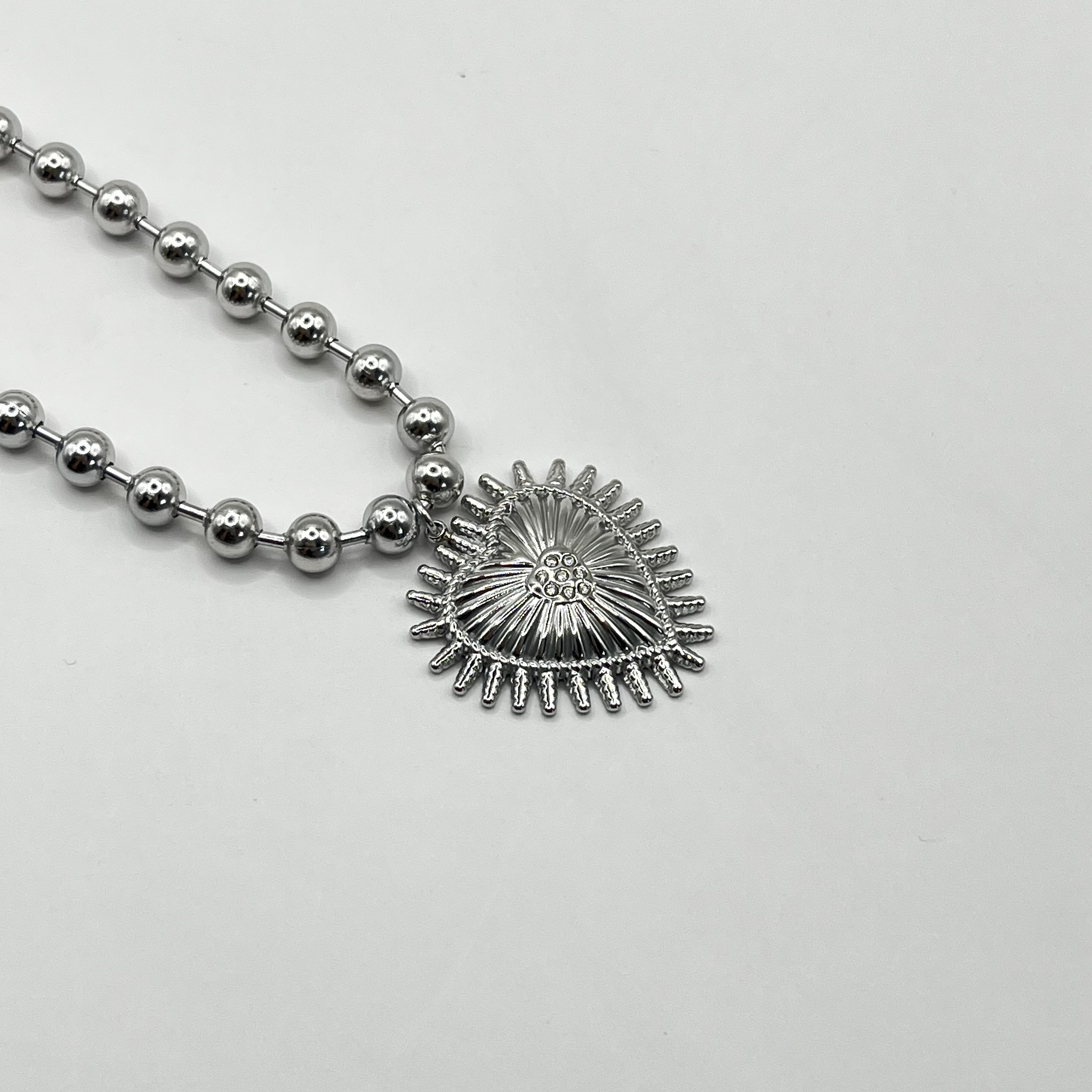 Collar de acero quirúrgico plateado de esferas con corazón sagrado 2