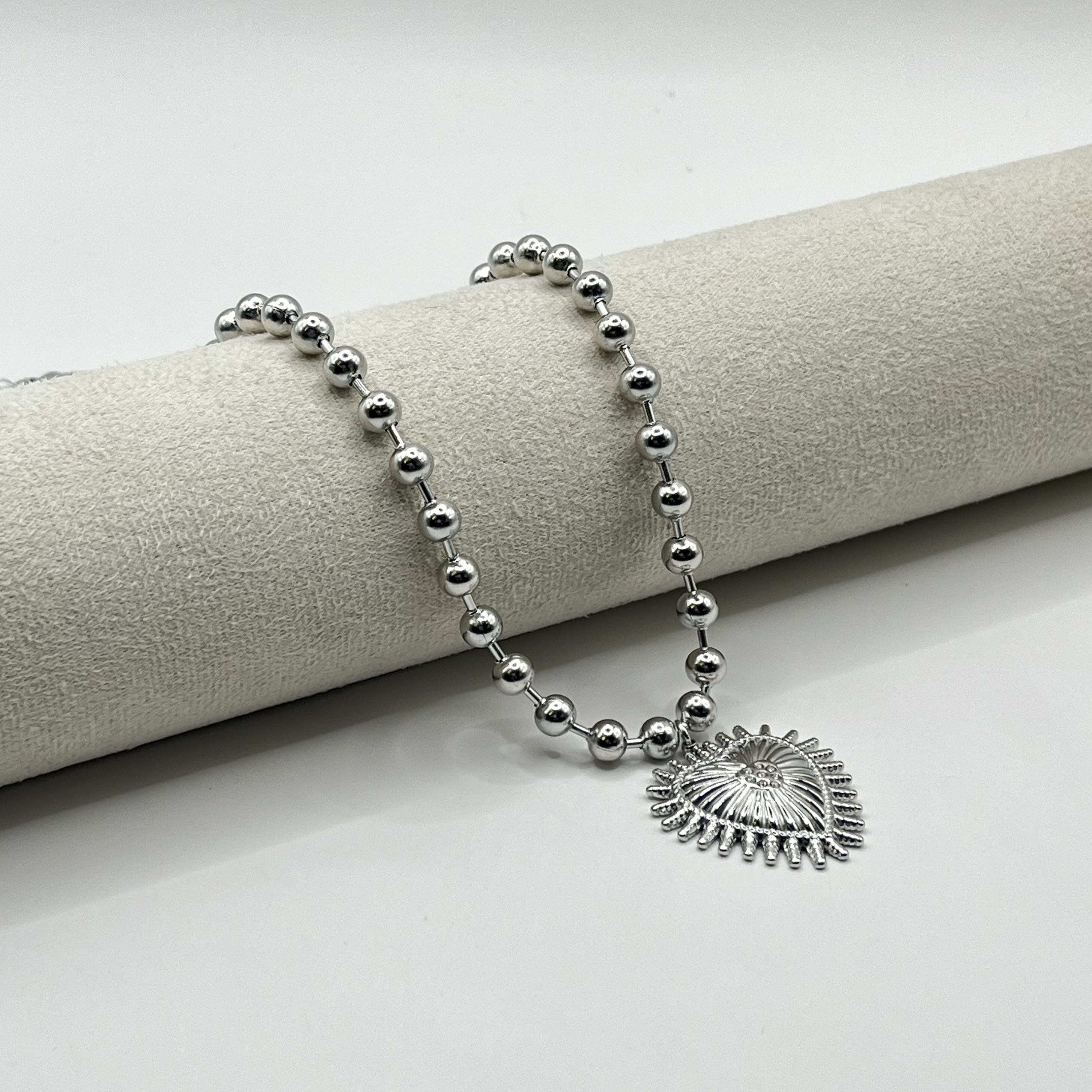 Collar de acero quirúrgico plateado de esferas con corazón sagrado 1