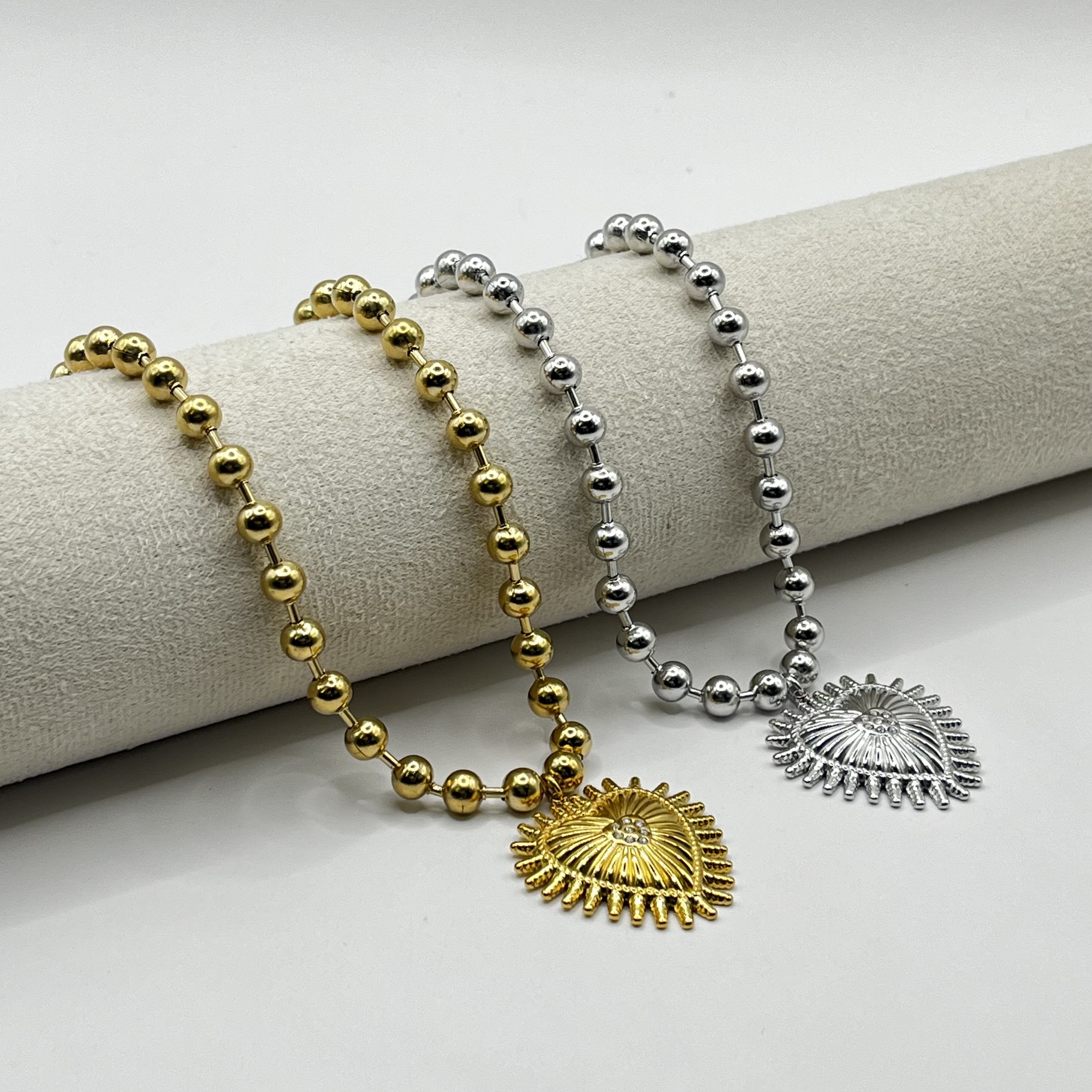 Collar de acero quirúrgico plateado de esferas con corazón sagrado 3