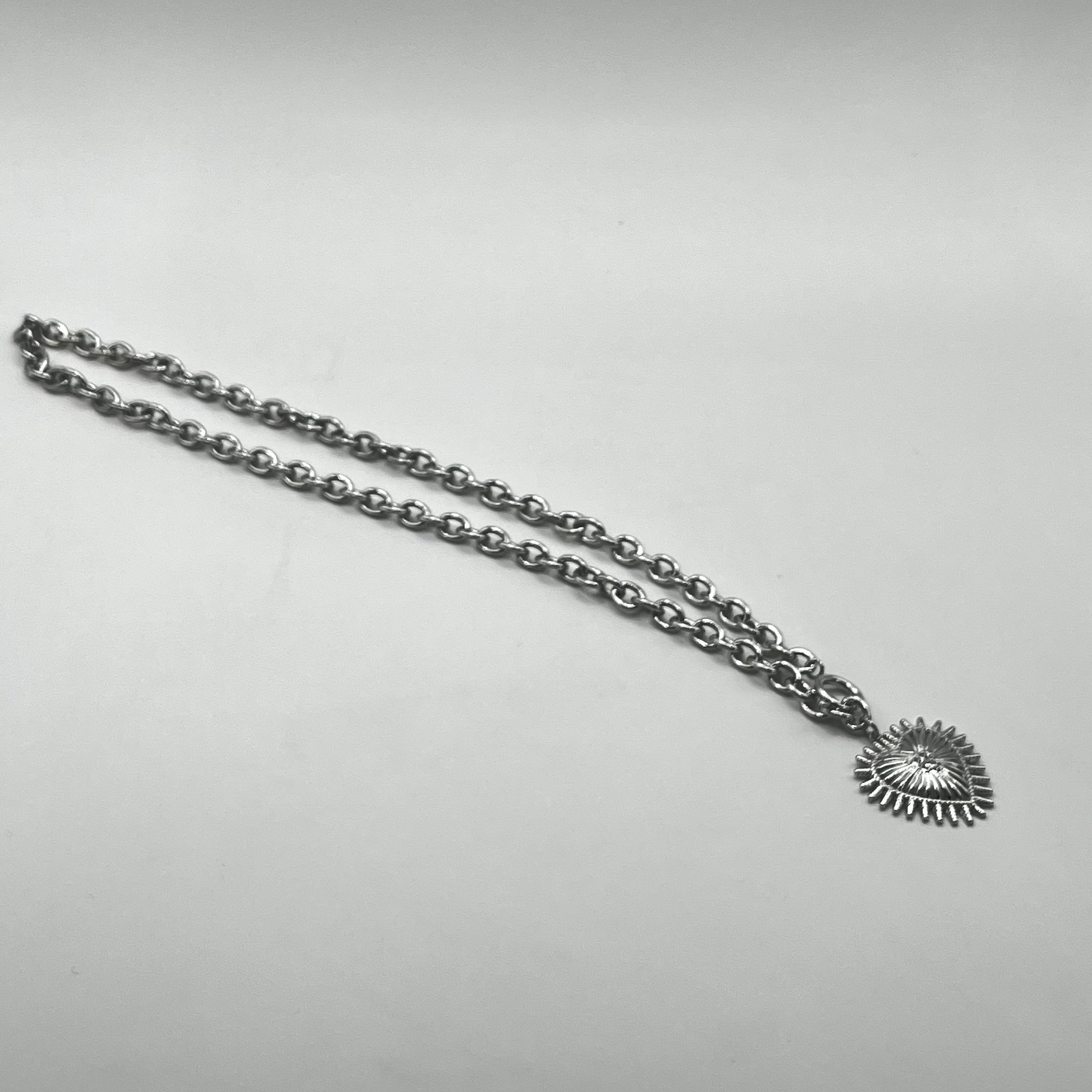 Collar de acero quirúrgico plateado de cadena con corazón sagrado 3