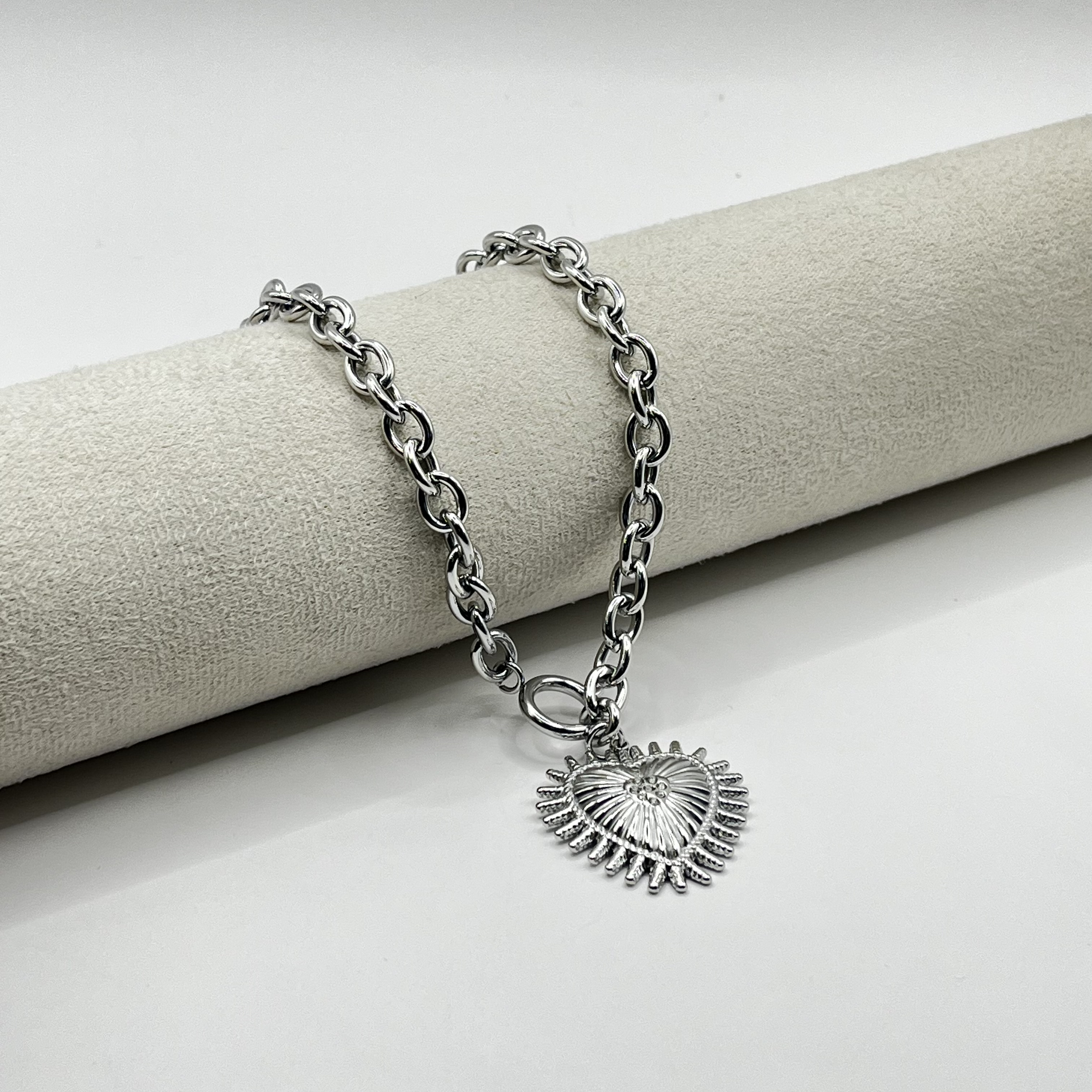 Collar de acero quirúrgico plateado de cadena con corazón sagrado 1