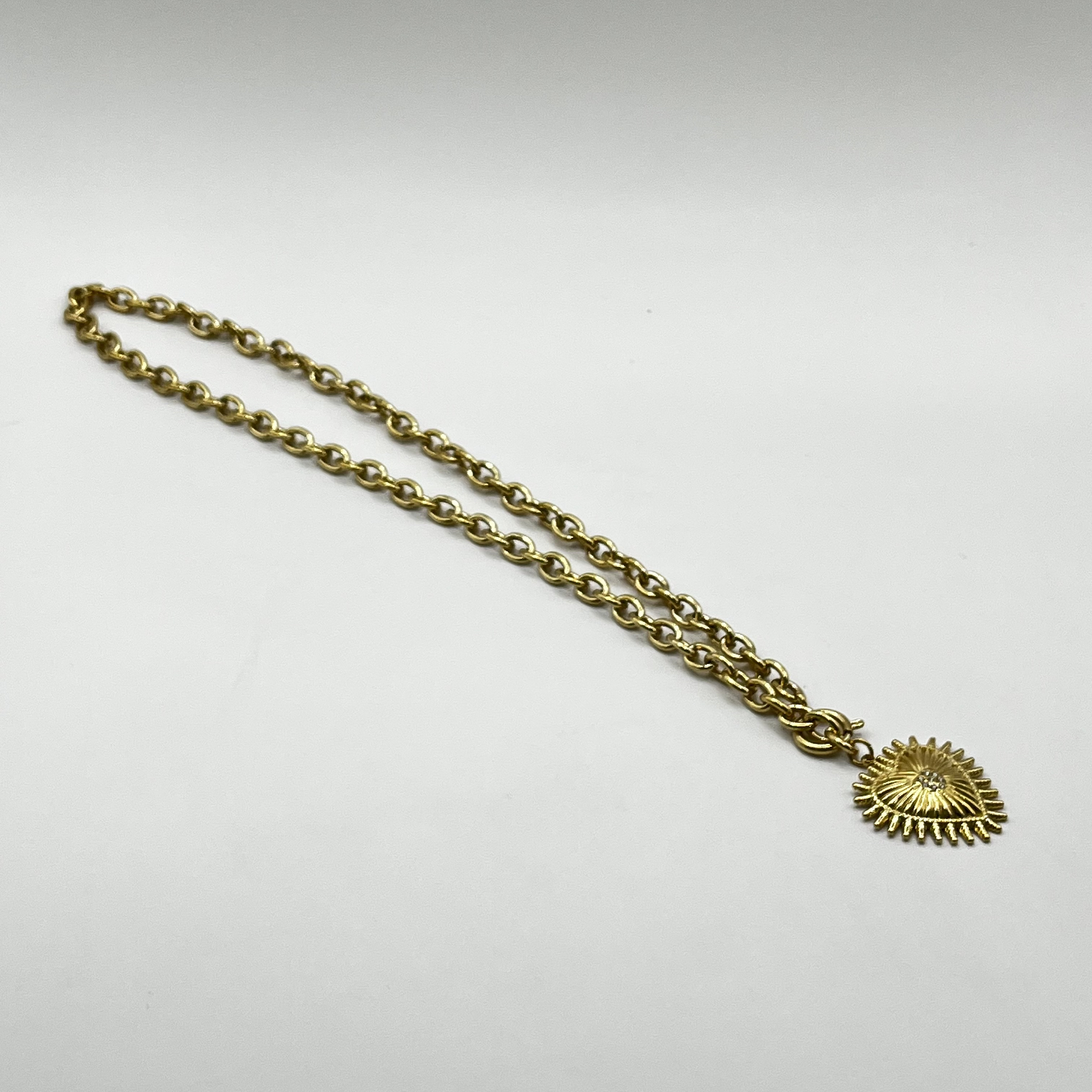 Collar de acero quirúrgico dorado de cadena con corazón sagrado 2